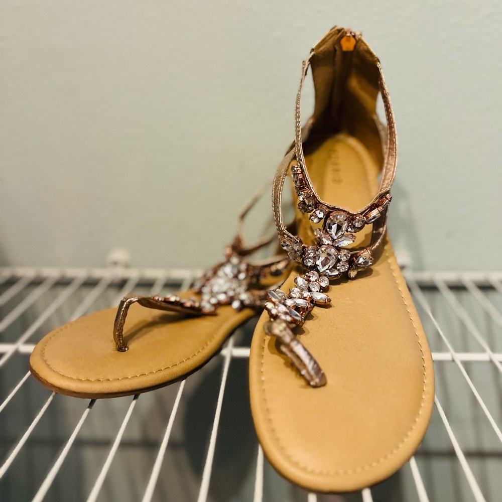 NWOT Torrid Gem T-Strap Rose Gold Sandals